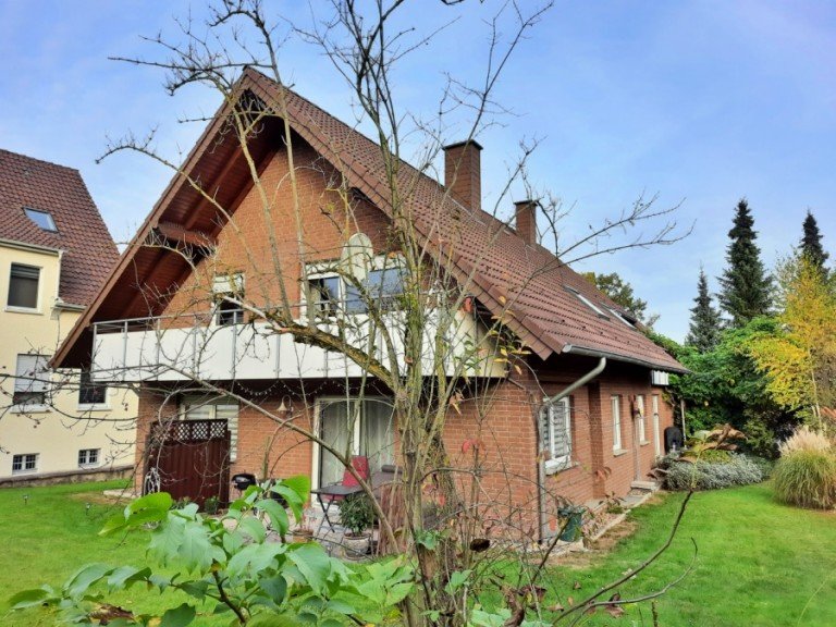 Hausansicht Hiddenhausen Dachgeschosswohnung Gem�tliche 2-Zimmer-Dachgeschosswohnung mit gro�em Balkon!